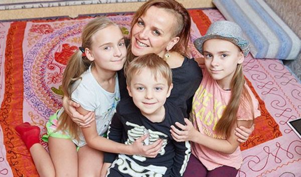 В больнице хорошо, а дома лучше: домашние роды 7 российских звезд