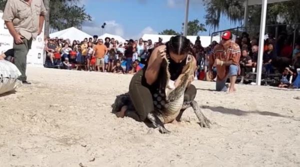 Женщина засунула голову в пасть крокодила: опубликовано видео