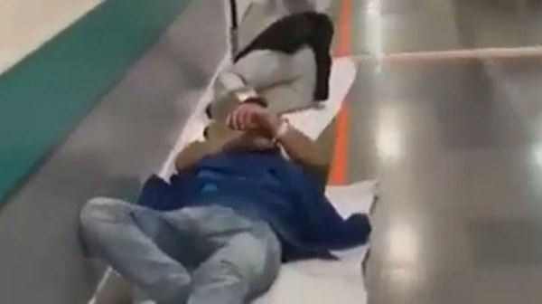 В испанских больницах не хватает коек: пациенты лежат в коридорах на полу