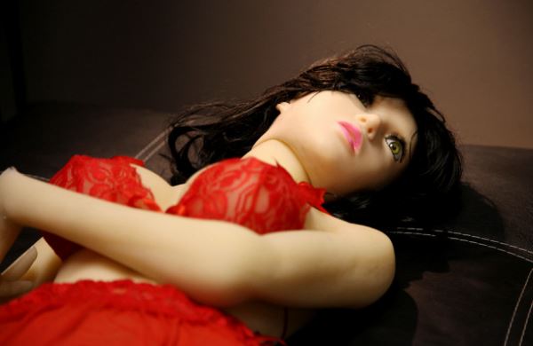 <br />
Говорящая секс-кукла спасла семью от развода<br />
