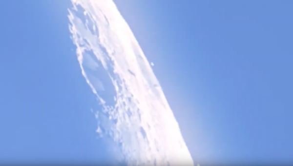 Астроном заметил возле Луны огромные космические корабли