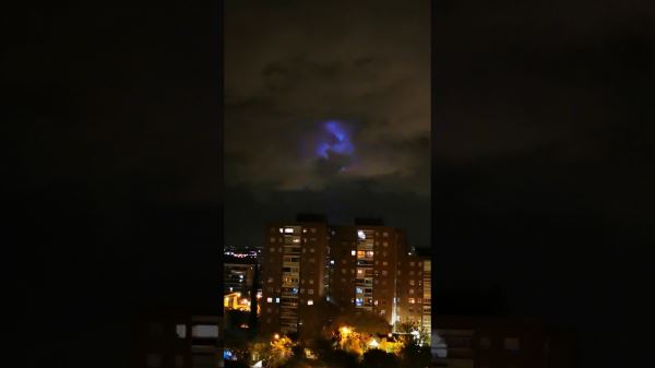 Люди по всему миру наблюдают в небе загадочное синее свечение