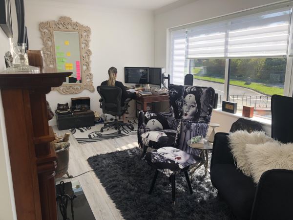 От гаража до шикарных кабинетов - как выглядят домашние офисы разработчиков игр в условиях пандемии за окном